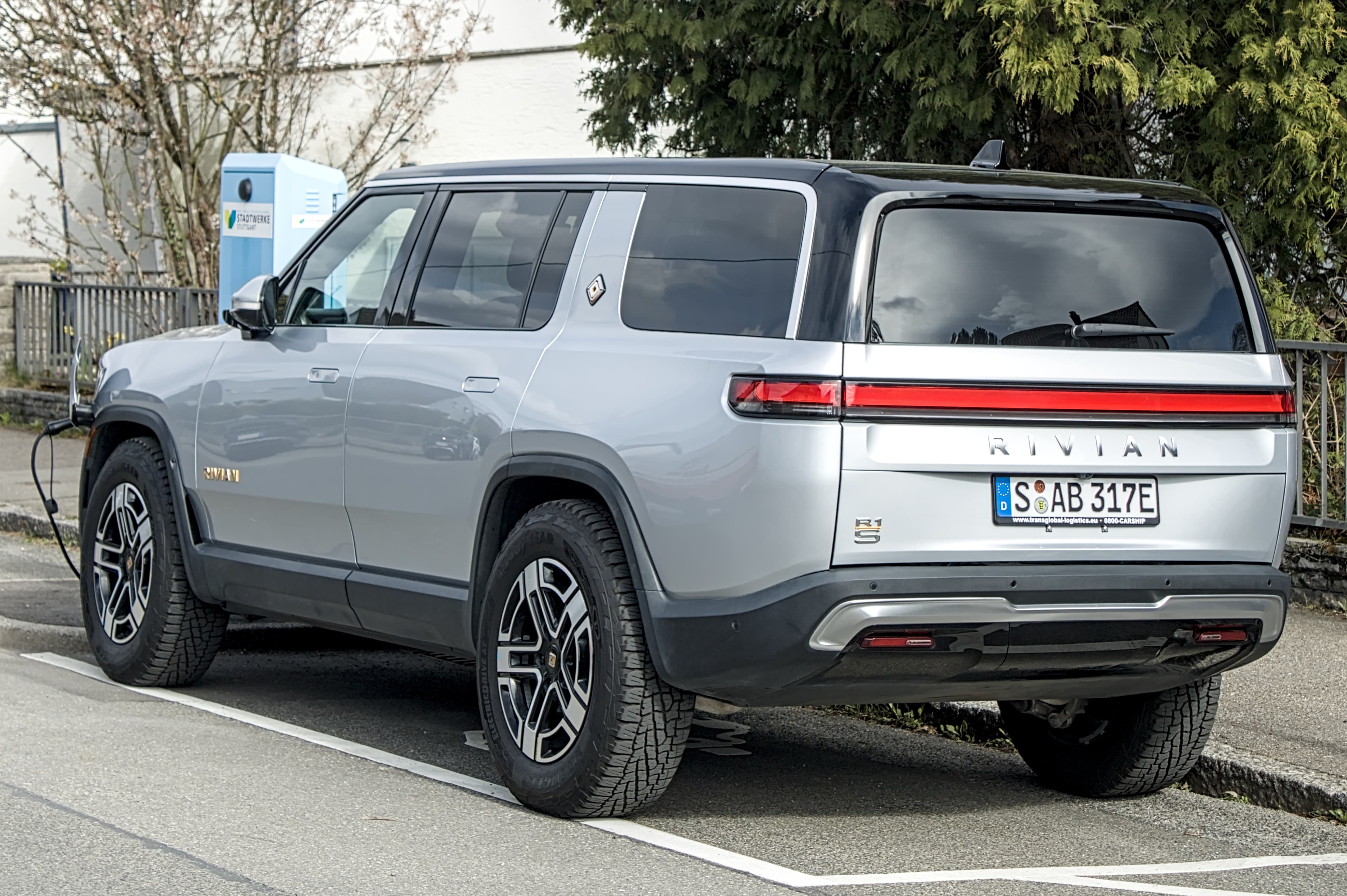Rivian R1S