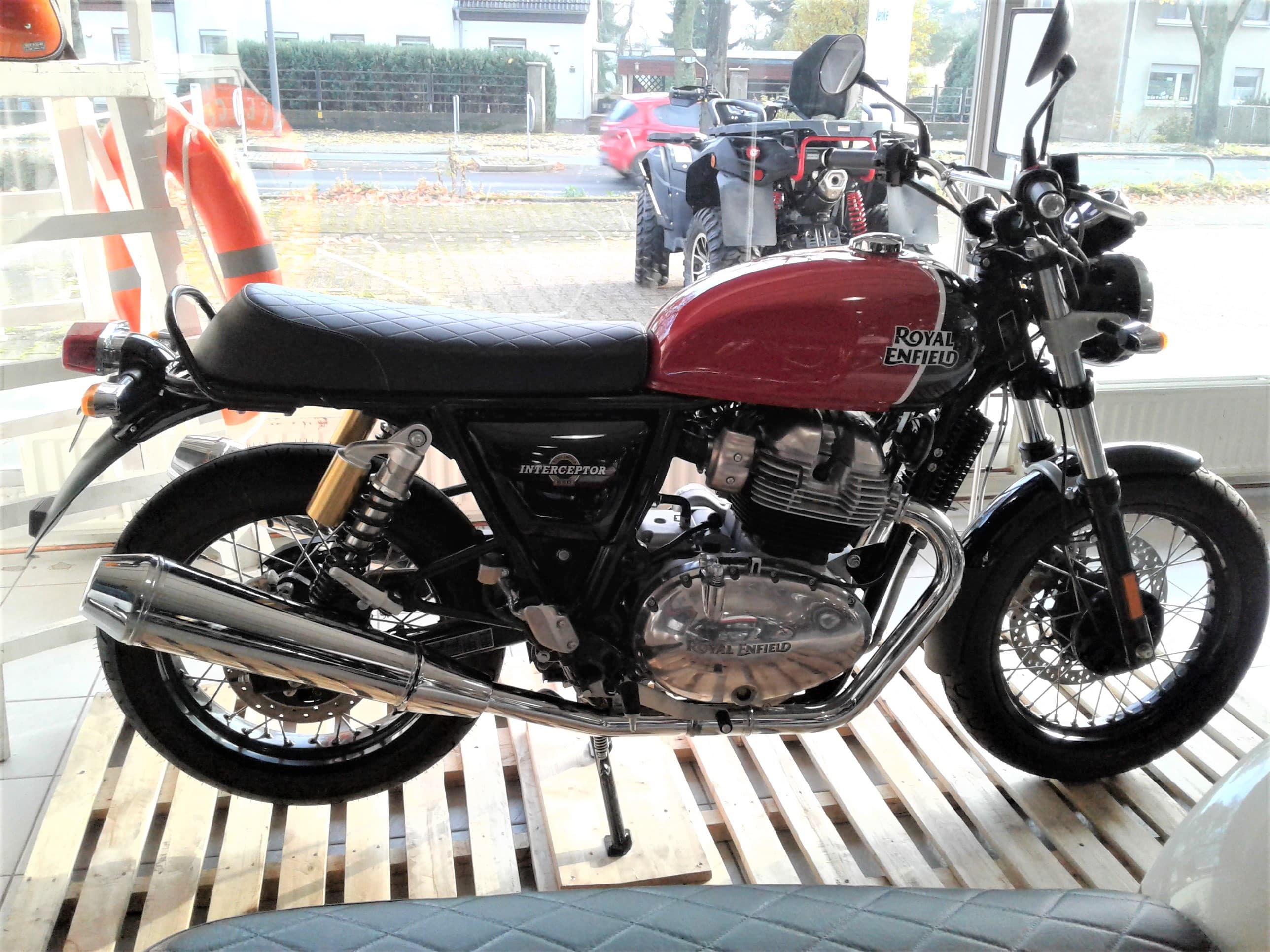 Royal-Enfield Int 650