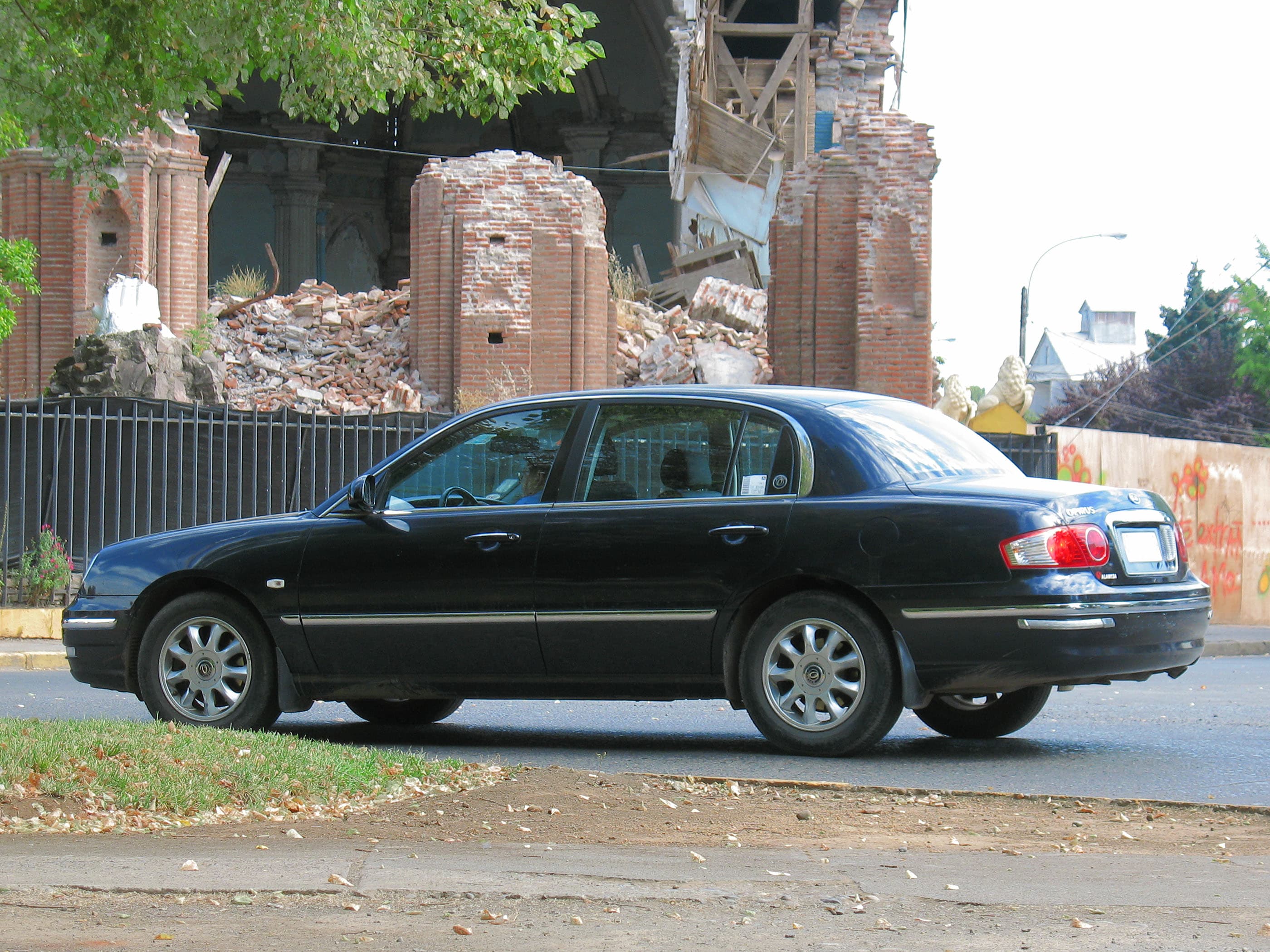 Kia Opirus